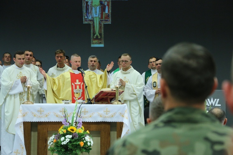 Msza święta w przeddzień promocji oficerskiej na Akademii Wojsk Lądowych