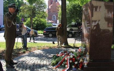 Złożeniem kwiatów pod pomnikiem Pamięci Ofiar Eksterminacji Ludności Polskiej na Wołyniu upamiętniono ofiary zbrodni wołyńskiej.