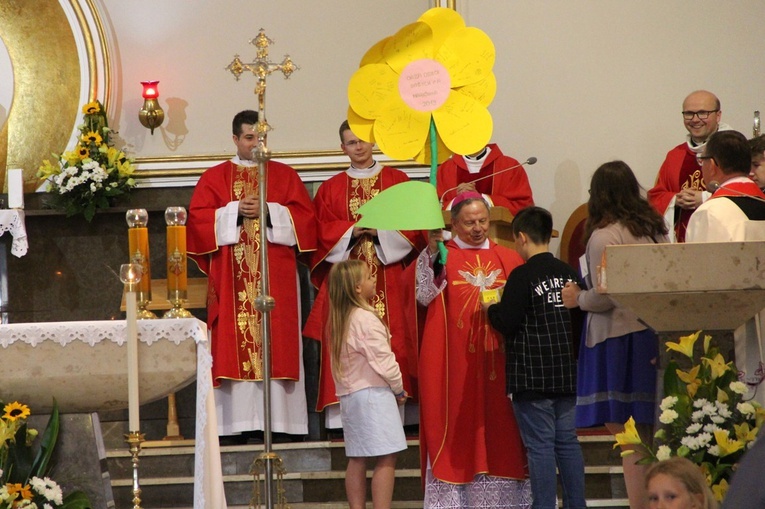 Od przedstawicieli Oazy Dzieci Bożych bp Henryk Tomasik dostał kwiat dobrych uczynków.