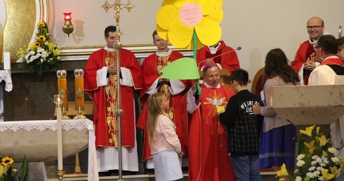 Od przedstawicieli Oazy Dzieci Bożych bp Henryk Tomasik dostał kwiat dobrych uczynków.