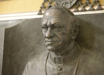 Pamiątkowe popiersie abp. Zygmunta Zimowskiego nad jego grobem w katedrze radomskiej.