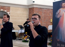 Występy zespołu księży Jak Najbardziej to nie tylko koncerty, ale także wspólna modlitwa uwielbienia.