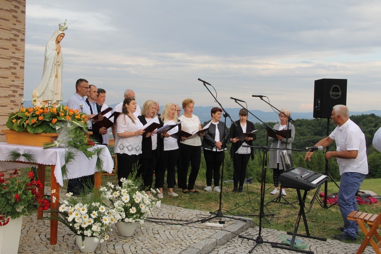 Tęgoborze. Bp Stanisław Salaterski poświęcił kaplicę na Zawadce-Rozdzielu