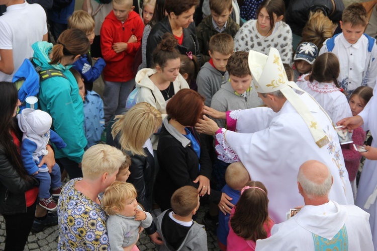 Tęgoborze. Bp Stanisław Salaterski poświęcił kaplicę na Zawadce-Rozdzielu