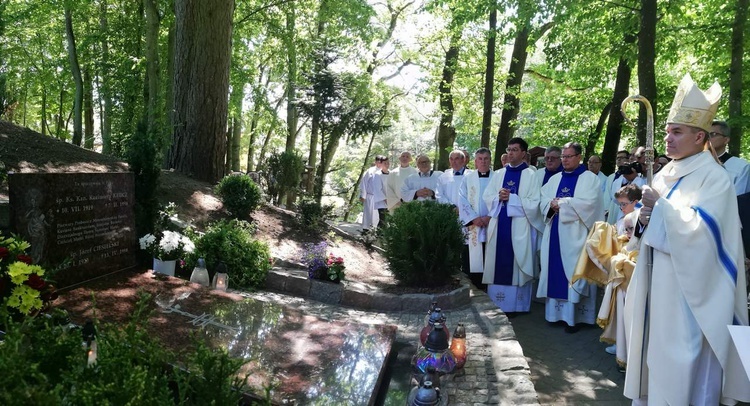 Uroczystości zakończyła wspólna modlitwa przy grobie pierwszego proboszcza - ks. Kazimierza Krucza.