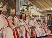 Biskupi podczas głównej celebry na jasnogórskich wałach.