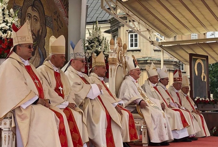 Biskupi podczas głównej celebry na jasnogórskich wałach.