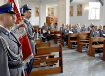 W czasie Mszy św. policjanci pełnili również wartę przy sztandarze.