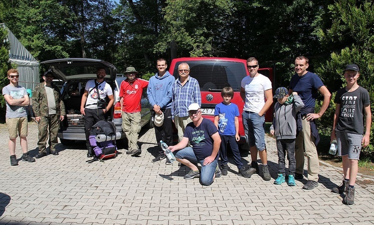 Wojownicy - ojcowie i synowie - w Rychwałdzie, tuż przed wyruszeniem w drogę do Korbielowa.