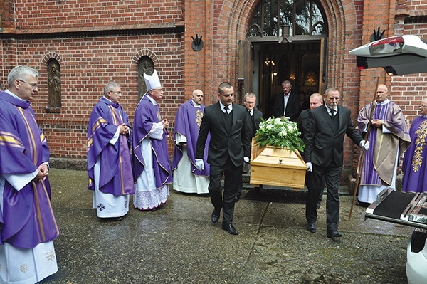 Pożegnalna Eucharystia odbyła się 9 lipca. Koncelebrowali ją m.in. kapłani z obu słupskich dekanatów.