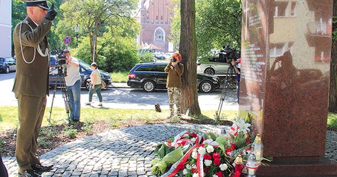 Złożeniem kwiatów pod omnikiem Pamięci Ofiar Eksterminacji Ludności Polskiej na Wołyniu upamiętniono ofiary zbrodni wołyńskiej.