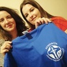Agnieszka i Gosia z dumą noszą koszulkę z fundacyjnym logo.
