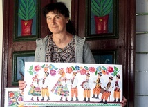 Pani Stefania wykonuje m.in. wycinanki rodzajowe.