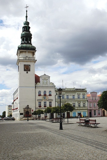 Nad rynkiem otoczonym renesansowymi kamienicami majestatycznie góruje ratusz.