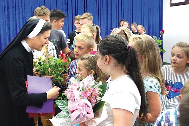Siostra Sylwia Kaźmierczak dostała od dzieci róże.