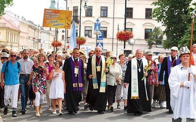 Pielgrzymów zawsze odprowadzają biskupi.