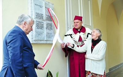 Podczas odsłony tablicy (pierwszy z lewej marszałek Borusewicz).