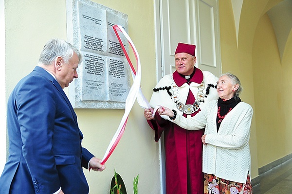 Podczas odsłony tablicy (pierwszy z lewej marszałek Borusewicz).