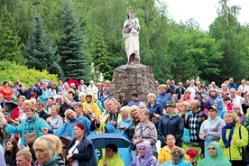 ▲	Przez 20 lat odbyło się około tysiąca sobotnich spotkań, w których łącznie wzięło udział ok. 800 tys. wiernych, a ponad 110 tys. osób przyjęło szkaplerz.