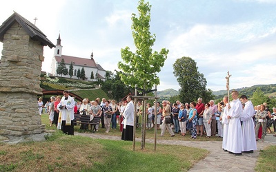 Nabożeństwo drogi na placu św. Jana Pawła II odbywa się w pierwsze soboty miesiąca od maja do października