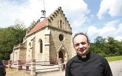 Pierwszym miejscem, które oglądamy z ks. Tomaszem Szewczykiem, jest kaplica Orłów na Maliniskach.