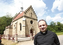 Pierwszym miejscem, które oglądamy z ks. Tomaszem Szewczykiem, jest kaplica Orłów na Maliniskach.