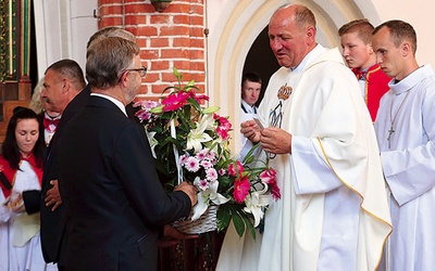 ▲	Życzenia ks. Stanisławowi składali jego parafianie, przedstawiciele władz samorządowych, służb, a także posłowie i senatorowie.