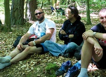 ▲	Szczere męskie  rozmowy – tego podczas pątniczej drogi  nie brakuje.