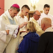 ▲	Biskup Roman Pindel udzielił sakramentu chorych.