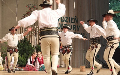 ►	Na estradach zaprezentują się grupy polskie i zagraniczne.