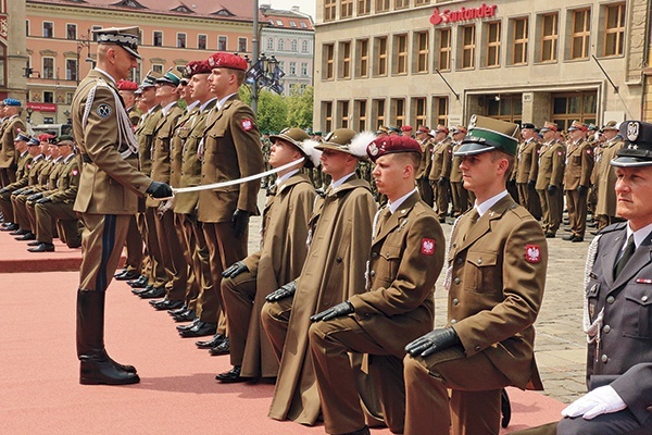 ▲	Ceremonia mianowania na pierwszy stopień oficerski nawiązuje do średniowiecznej tradycji rycerskiej – pasowania na rycerza.