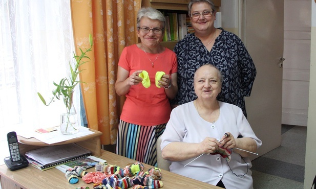 Z s. Cecylią Kowalczyk (siedzi) i jej rękodziełem (od lewej) s. Małgorzata Wierzchowska i s. Barbara Kmieć, dyrektor Niepublicznego Zakładu Opiekuńczo-Leczniczego dla Przewlekle Chorych w Radomiu.