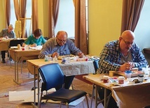 ▲	W pracowni panowały spokój i skupienie.