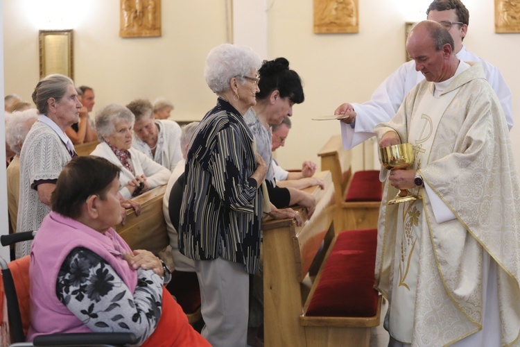 Bp Roman Pindel z chorymi w Polance Górnej - 2019