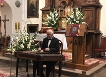 Stalowa Wola, klasztor. Georgij Agratina gra na cymbałach.