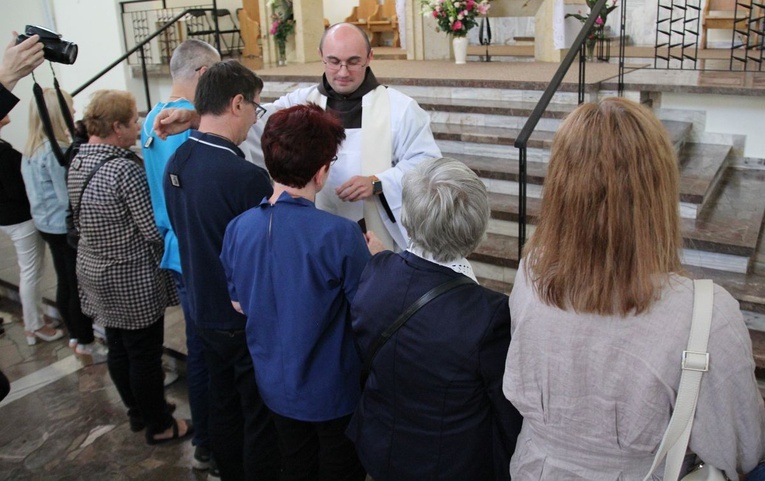 Z Matką Bożą Szkaplerzną u sióstr karmelitanek w Oświęcimiu