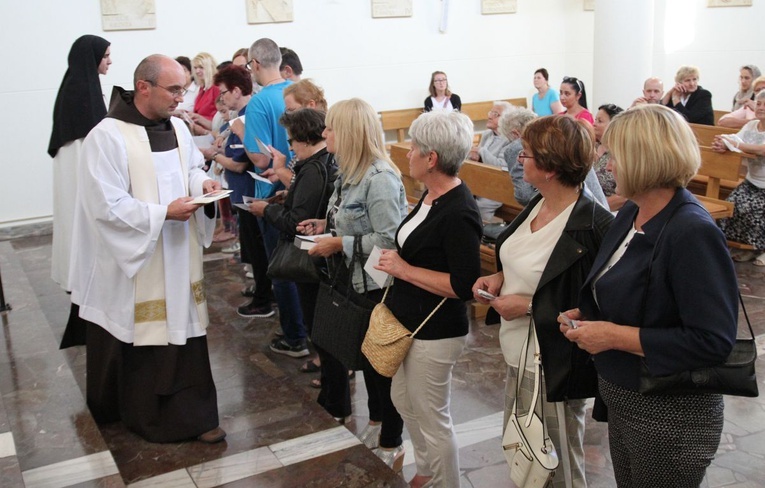 Z Matką Bożą Szkaplerzną u sióstr karmelitanek w Oświęcimiu