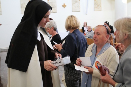 Z Matką Bożą Szkaplerzną u sióstr karmelitanek w Oświęcimiu