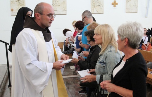 Z Matką Bożą Szkaplerzną u sióstr karmelitanek w Oświęcimiu