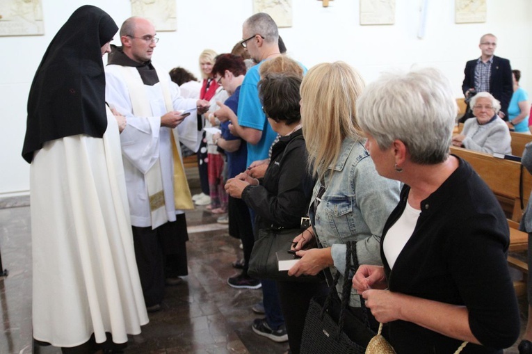 Z Matką Bożą Szkaplerzną u sióstr karmelitanek w Oświęcimiu