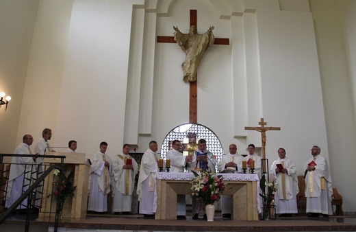 Z Matką Bożą Szkaplerzną u sióstr karmelitanek w Oświęcimiu