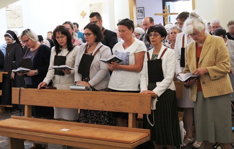 Czciciele Matki Bożej Szkaplerznej w kaplicy sióstr karmelitanek bosych w Oświęcimiu.