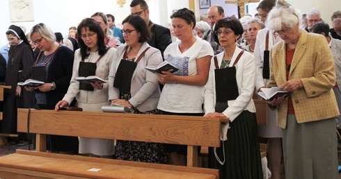 Czciciele Matki Bożej Szkaplerznej w kaplicy sióstr karmelitanek bosych w Oświęcimiu.