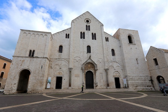Pracownicy sezonowi okupują włoską bazylikę