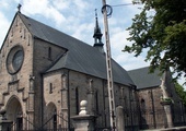 Kościół parafialny w Żarnowie. Jego romańskie fragmenty pochodzą z XII w.