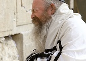 Ortodoksyjny Żyd modli się przy Ścianie Płaczu   – pozostałości jerozolimskiej świątyni.