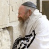 Ortodoksyjny Żyd modli się przy Ścianie Płaczu   – pozostałości jerozolimskiej świątyni.