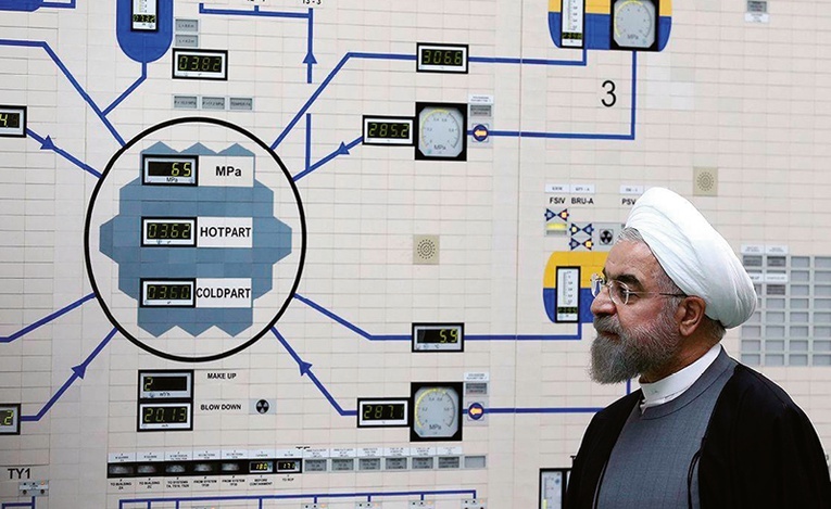 Prezydent Iranu Hassan Rouhani podczas wizyty w elektrowni jądrowej w Bushehr. Iran zapowiedział, że zamierza przekroczyć narzucony mu limit wzbogacania uranu. W jakim celu, na razie nie wiadomo.