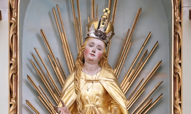 Maryja ma ręce otwarte w geście powitania. Wita pielgrzymów tak, jak witała Elżbietę.