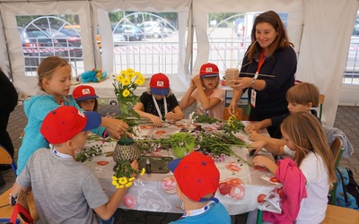 Dzieci uczą się układać kwiaty.